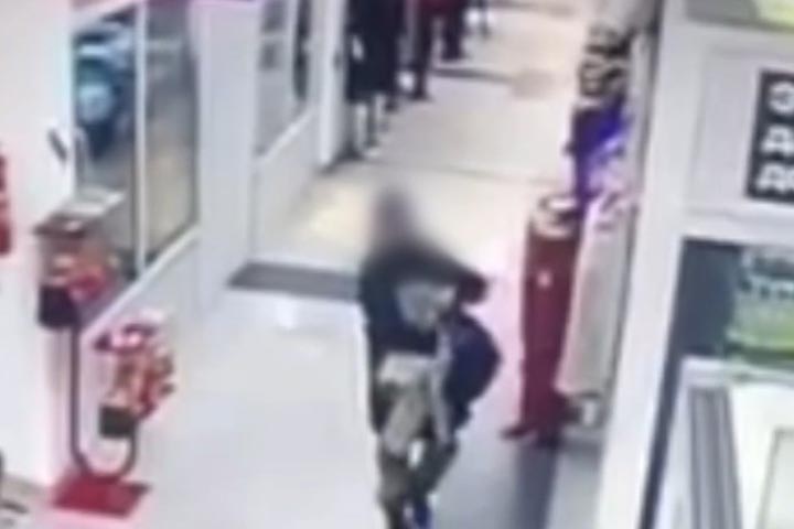 Женщина украла шубу прямо под камерами торгового центра  